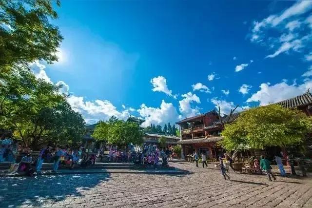 退休之后，老两口打算出去旅游散散心，究竟是选择跟团游、自驾游，还是当下正火热的旅