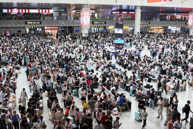 全国铁路迎来中秋假期返程客流高峰, 中秋国庆假期火车票已卖1.55亿张