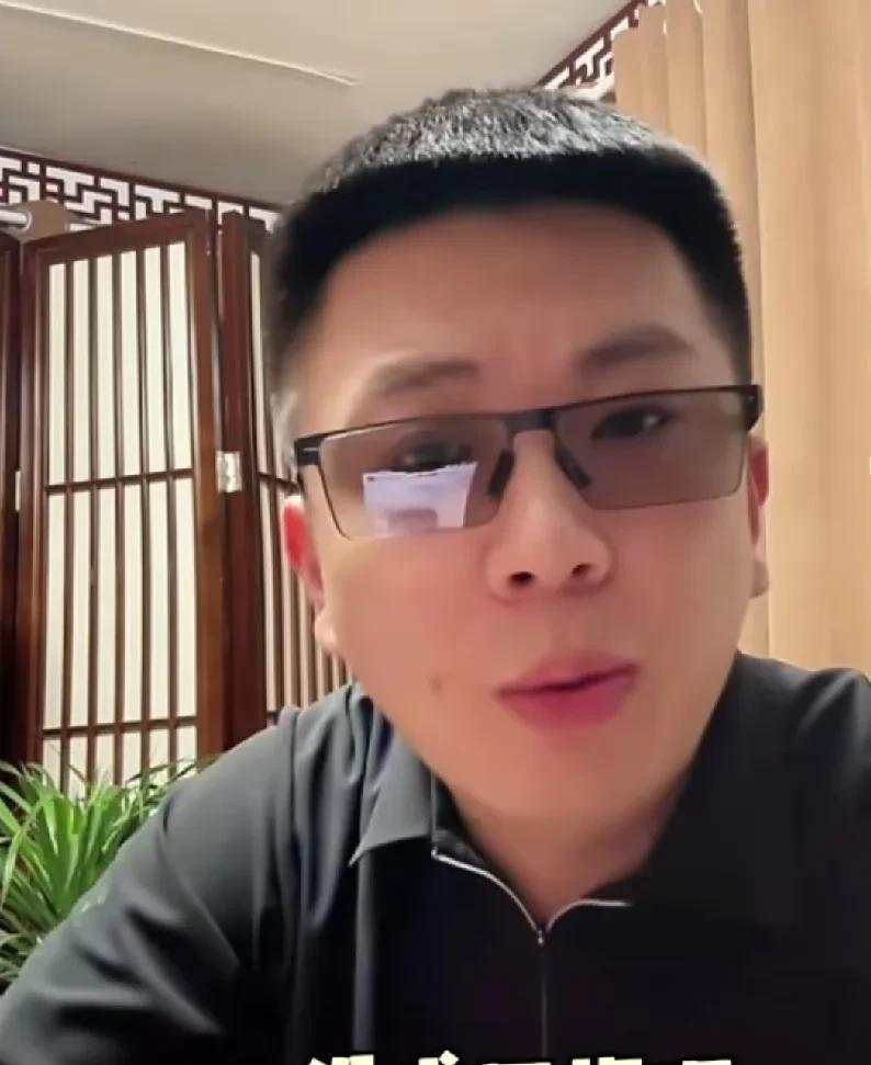 昨晚，天津著名相声表演艺术家杨议徒弟小辉直播，关于杨议以前拜师是否给候耀华钞票没