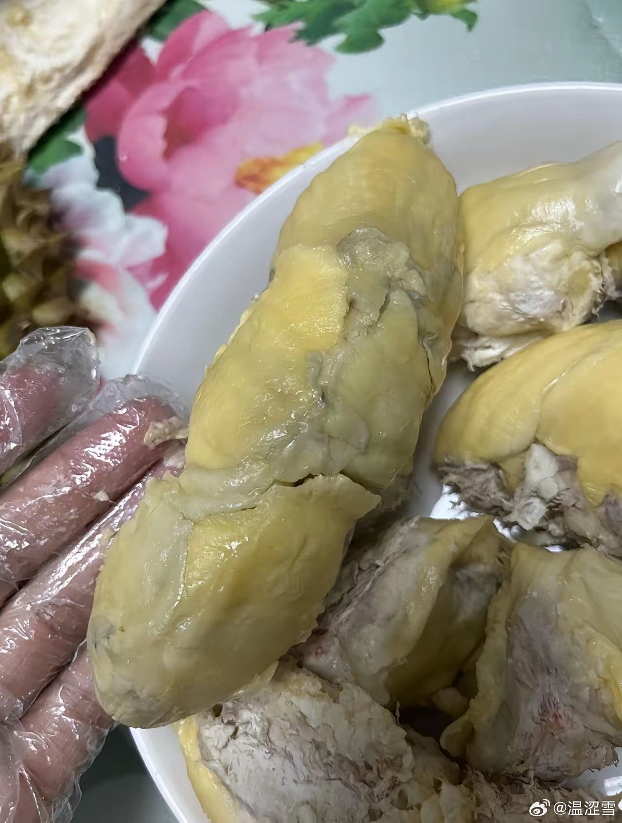 亲戚送的榴莲，说是黑金的品种，很好吃，也很难买，可打开后看到这个样子，有点不太敢