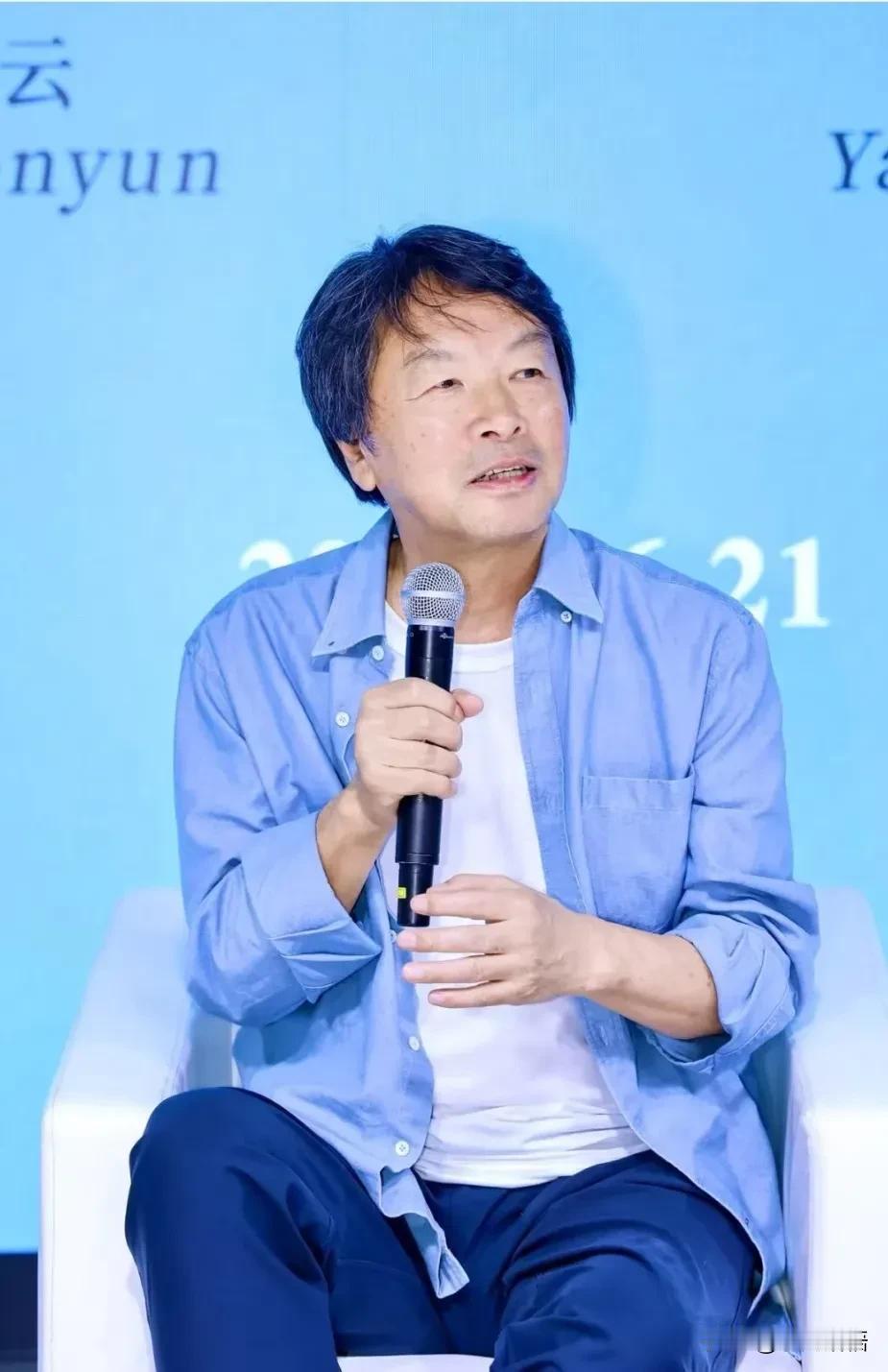 刘震云说：“凡是对你有好处的，排队都轮不到你；凡是鼓励你做的，多半是个套；凡是要