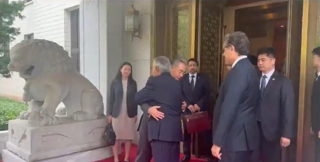 趁着中巴阿在北京握手谈合作，印度支持恐怖组织在巴炸校车，数名孩子惨死当场