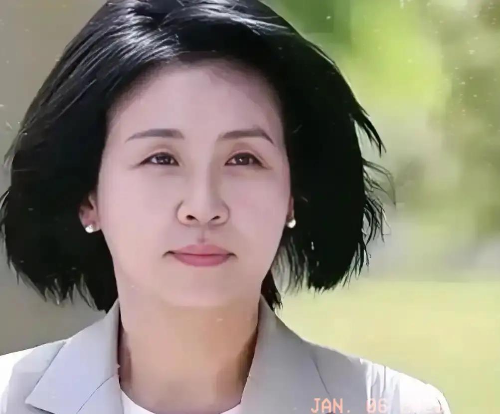 她一笑，选票就多十万韩国大选冲刺夜，金惠景穿素白韩服坐在台下，镜头扫过，她