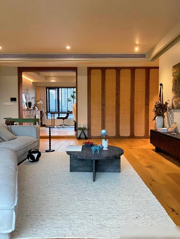 这是我见过最松弛，最会过日子的家了。重庆夫妻家中的高级场面：坚持不买电视、茶几，