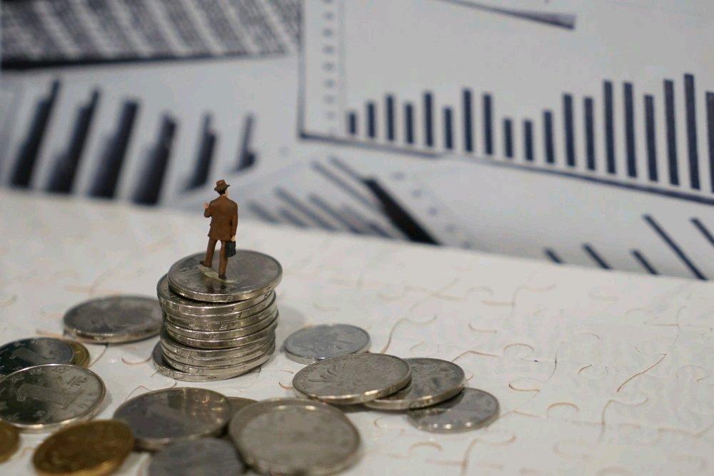 最近这两年全球央行都在闷头囤黄金，2023年全年购金量直接冲到1136吨，比20