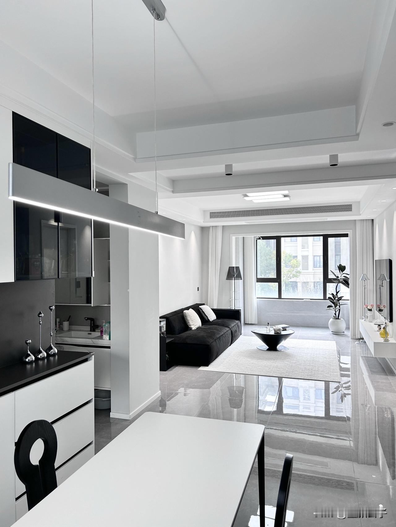 这是我的第一个房子，100平不大，却装下了我所有喜好，从配色到家具，从柜体到灯光