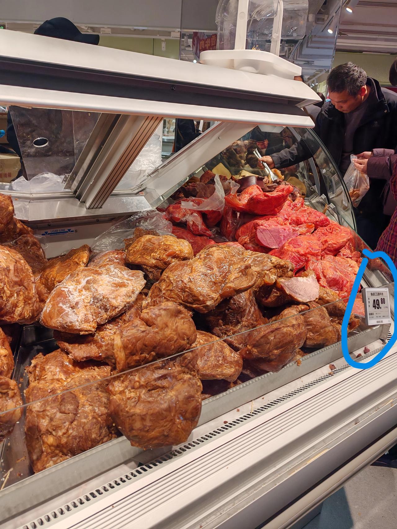 熟牛肉价意外1月10日，坐标西安。这会儿我逛到了润家超市，进来溜了一圈，发现牛