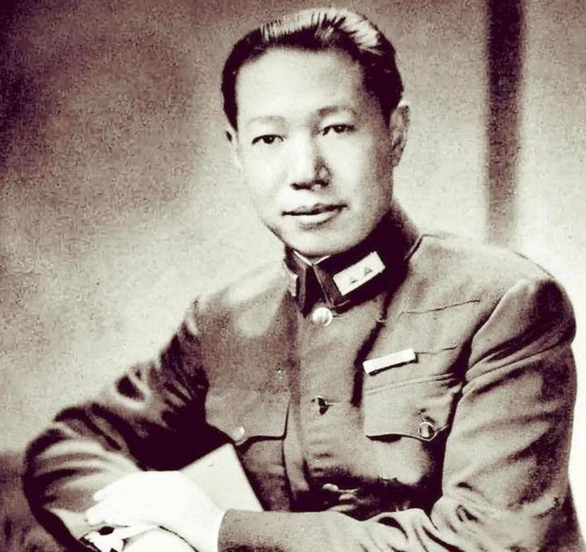 1945年，东北军元老何柱国赴宴喝下一杯酒，第三天后突然双目失明。美国医生查出是