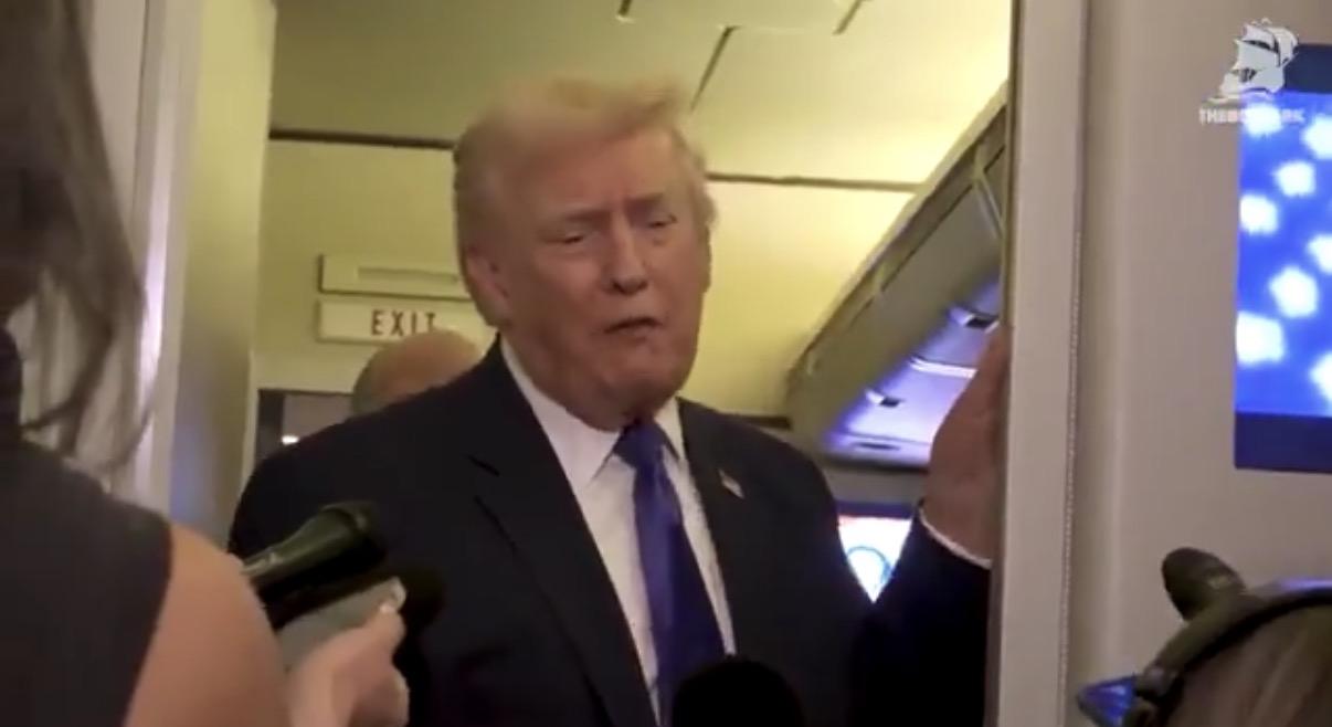 美国哥伦比亚广播公司今天报道：唐纳德·特朗普总统在“空军一号”专机上回答记者提问