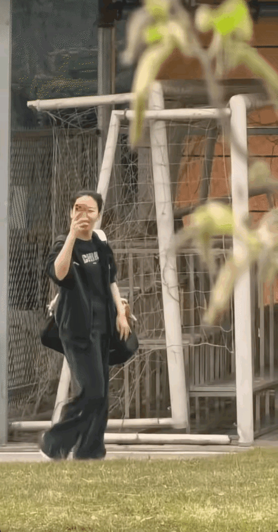 陈幸同懂得投桃报李，和对面拍她的互拍。国乒封闭训练很封闭，拍不到里面，代拍就在