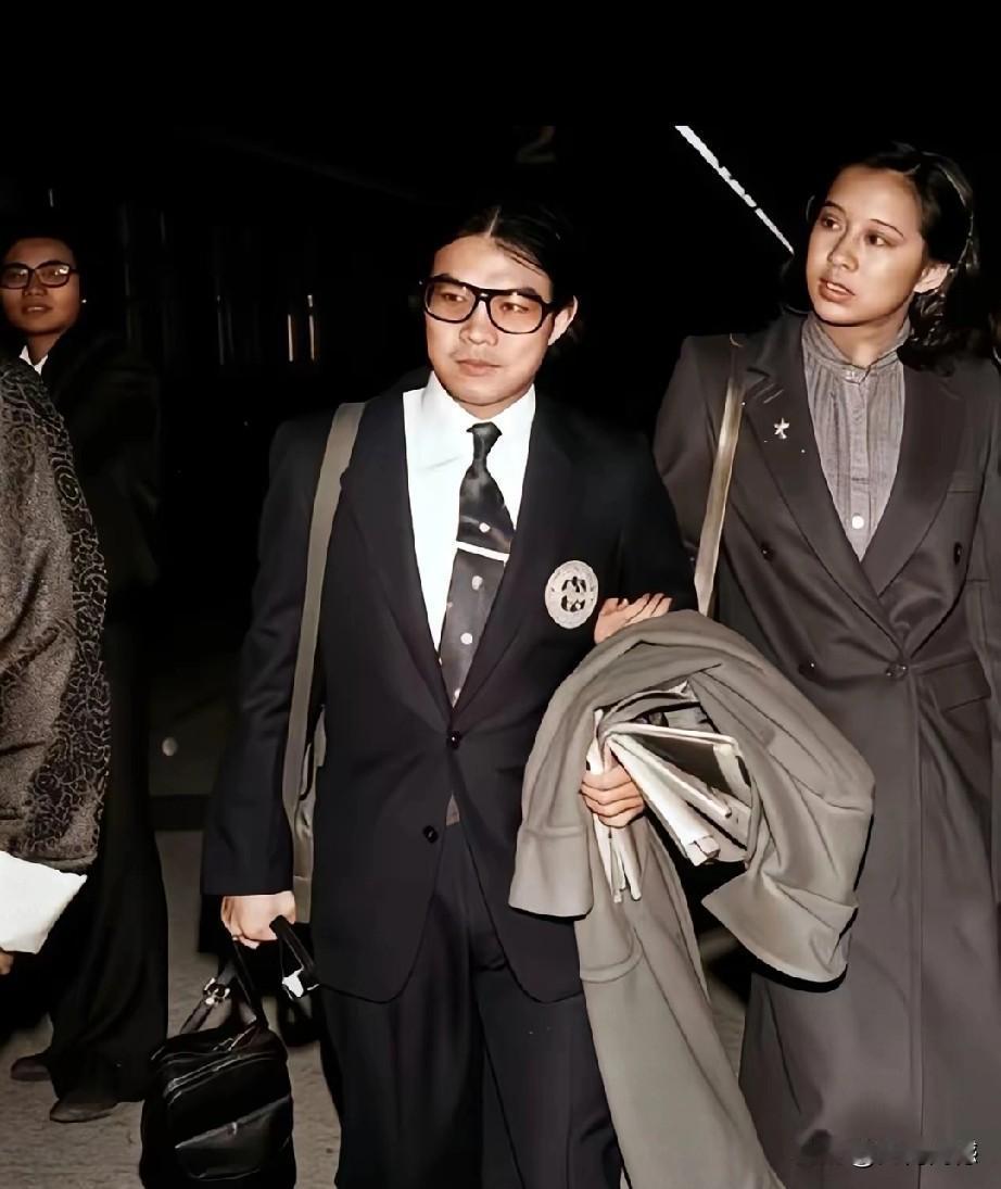 霍启刚父母46年前拍摄的照片，那时候他们真是太年轻了，当时应该就是20多岁的样子