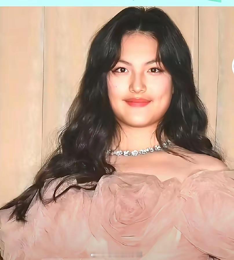 沈佳润比王诗龄大4岁，看着王诗龄更像姐姐！