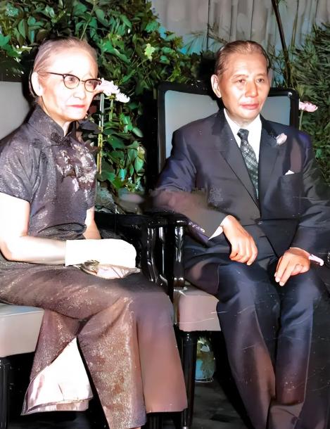 国民党官场流传一句话：委座怒，张群笑；委座笑，张群退后半步，以此来形容张群和蒋介