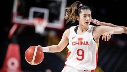 中国女篮惊险逆转马里！李梦缺席暴露外线软肋，宫鲁鸣锻炼新人为何迟迟不见效？