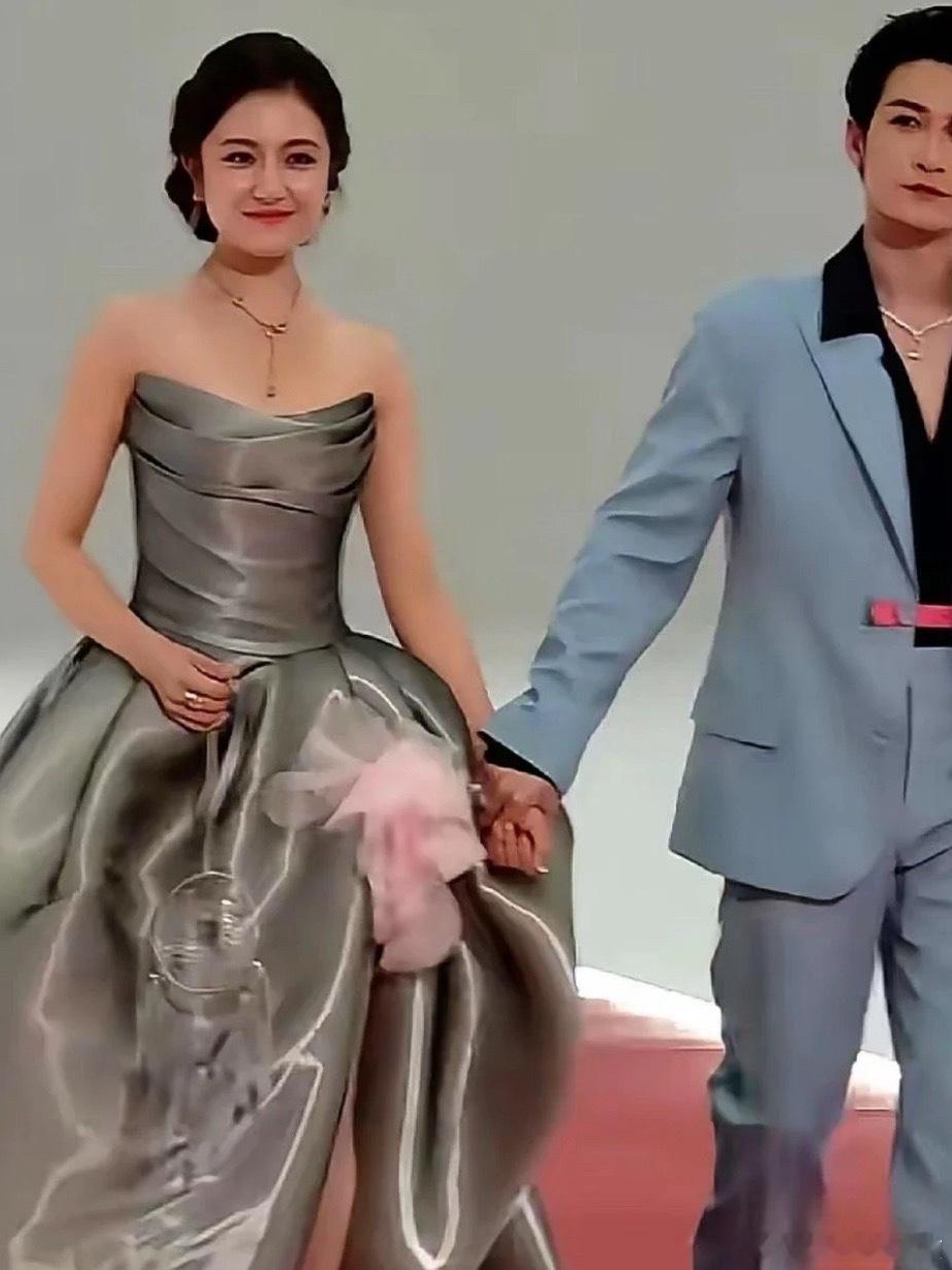 牵手腕，不牵手心。就这一个动作，段位一下就拉开了分寸感，才是成年人世界里，最顶级