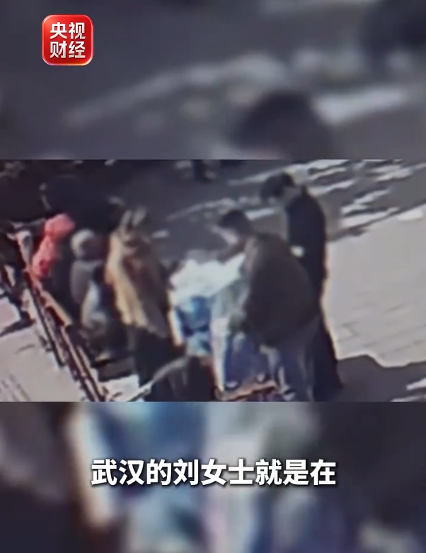 央视曝光菜市场领卷纸骗局：一卷卷纸换走2万存款，武汉女子深夜手机被远程操控！据央视新闻10月13日报