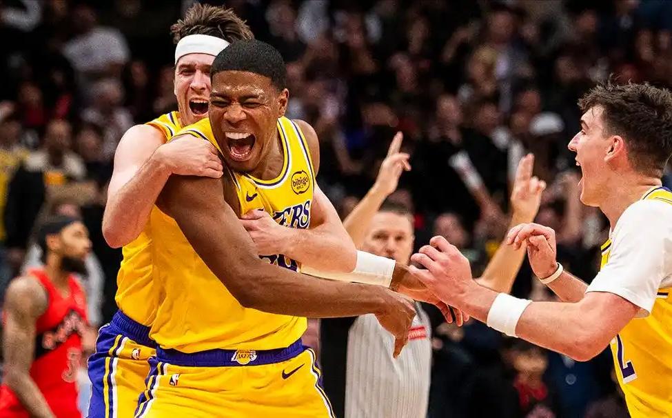 詹姆斯传球八村塁是最“聪明”的选择。 詹姆斯最后一次传球，八村塁绝杀成功，可