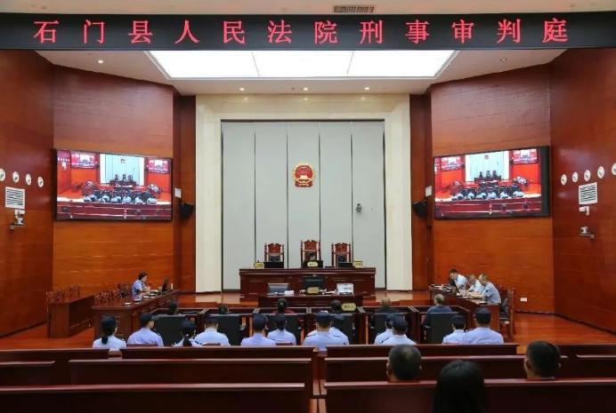 2026年5月29日，湖南省石门县人民法院的审判庭里，法官宣读的判决书