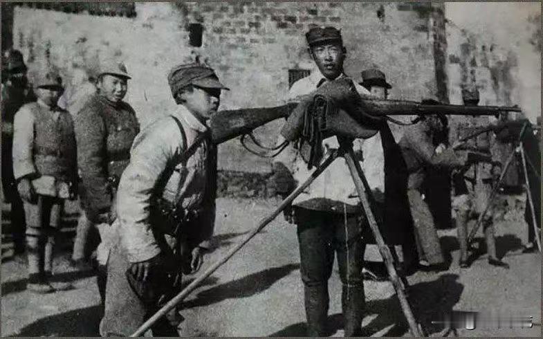 1938年粟裕打赢了一场伏击战，缴获4车物资，战后却连夜下令：全军学鬼子，每人每
