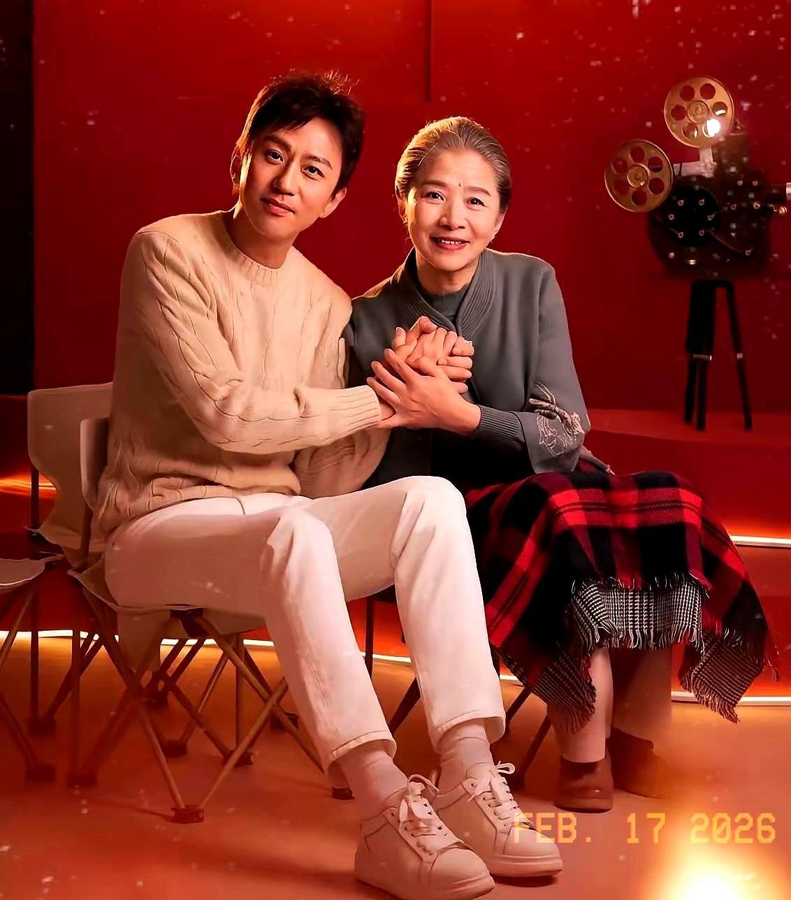 张艺谋操刀春晚一个唱歌节目，邓超全程站着不动，镜头一转，全网泪崩。谁都没想