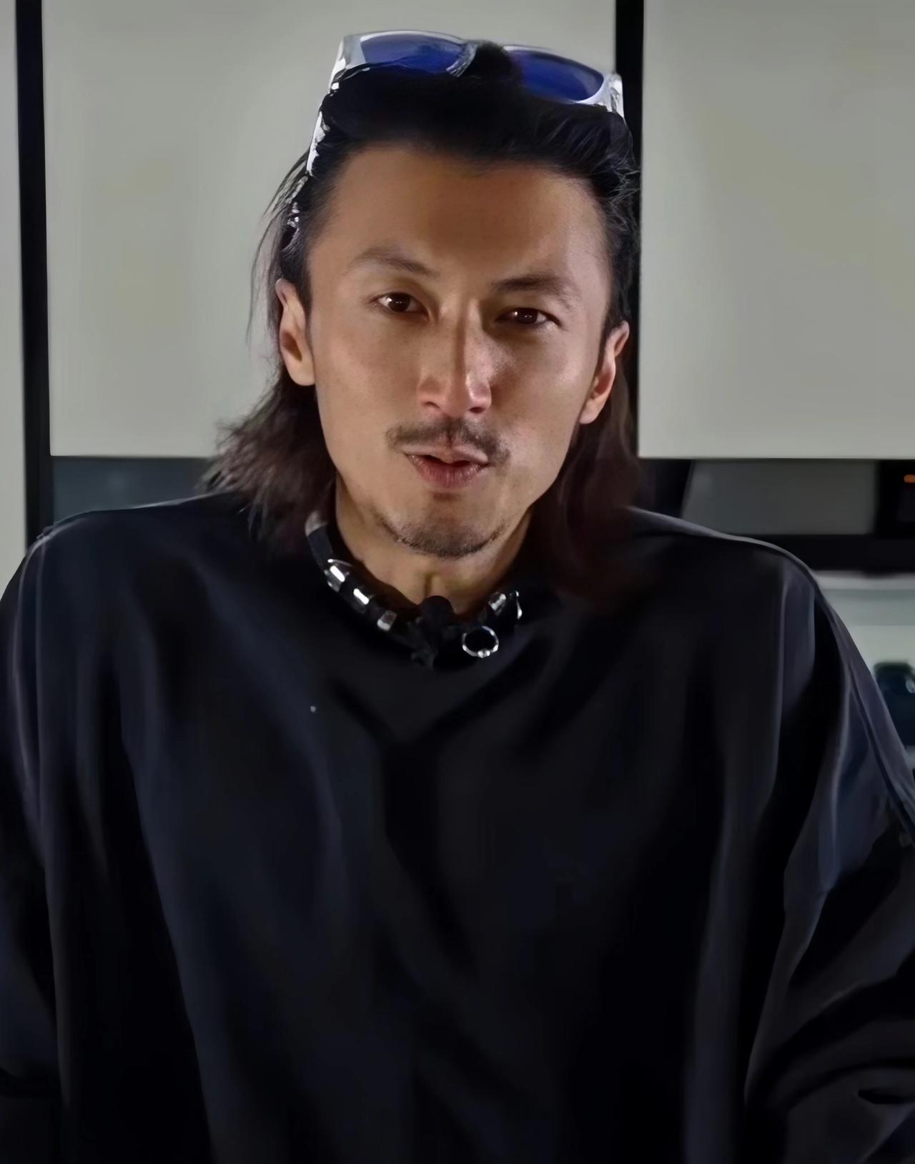 45岁的谢霆锋依然留着长发，不过现在有留着胡须，人显得更成熟了，还是那么帅气满满