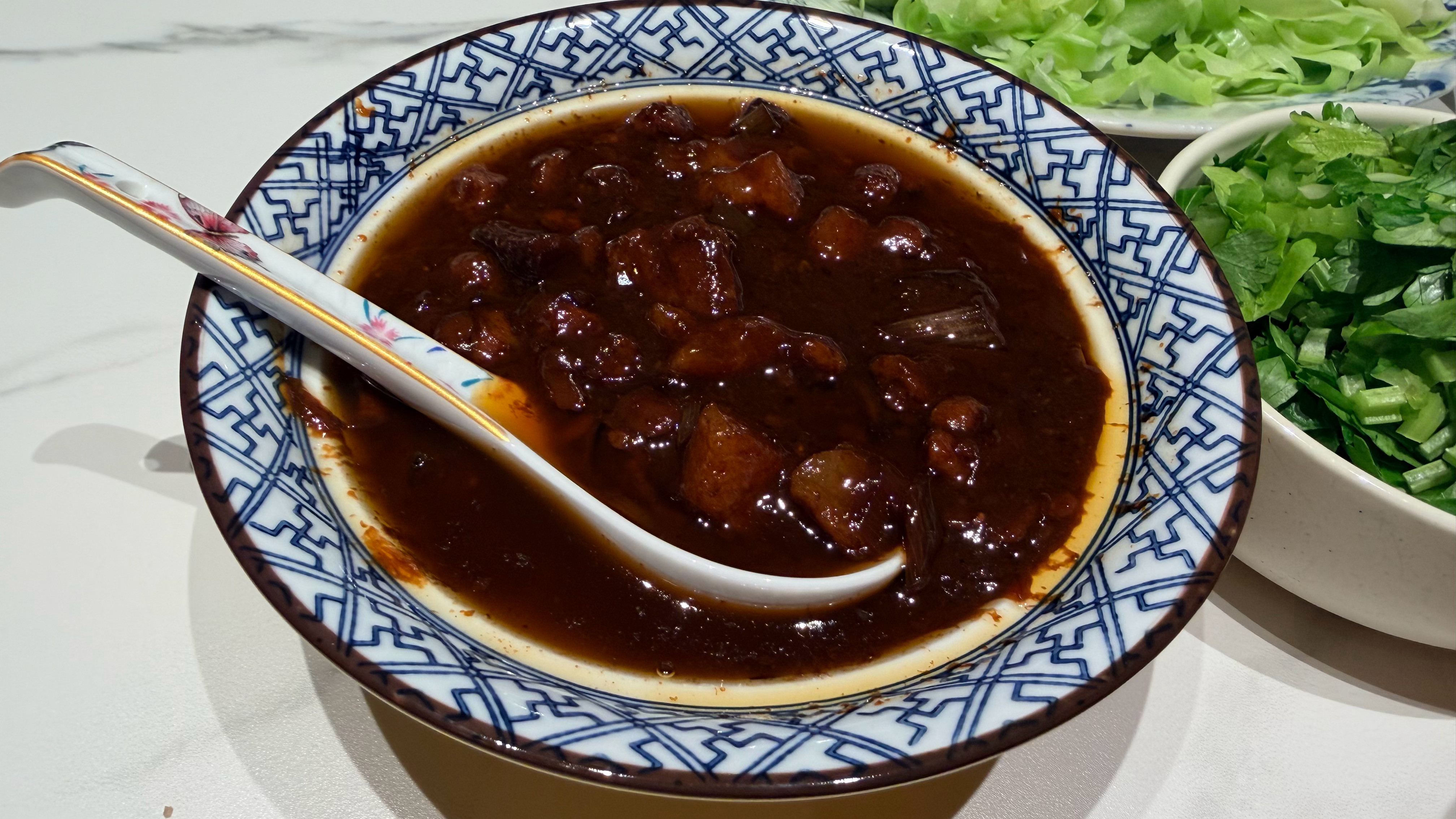 老北京炸酱面这玩意放在全中国的各地面食估计前十进不去比如我心目中排名1重庆小面