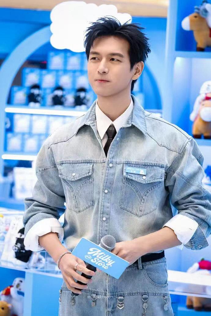 随手一拍李现没有一帧是废片别人参加活动要找光、找角度、摆半天姿势。李现就是很自