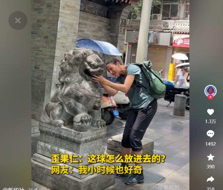 “彻底解释不清了！”近日，一个外国女人来西安旅游，被一头石狮子吸引住了，不是因为