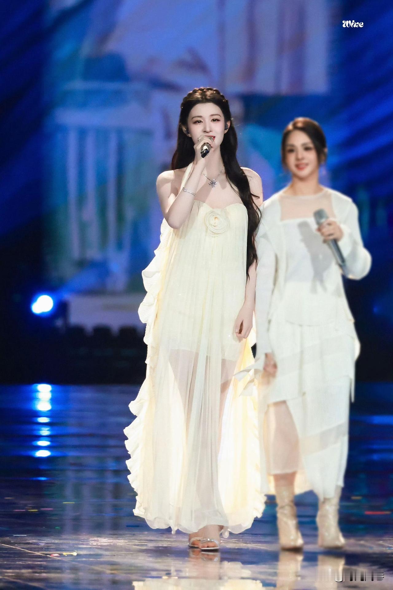 王楚然跨年晚会现场照，淡黄色的微透沙裙搭配高跟凉鞋。双腿线条或隐或现，尽显朦胧之