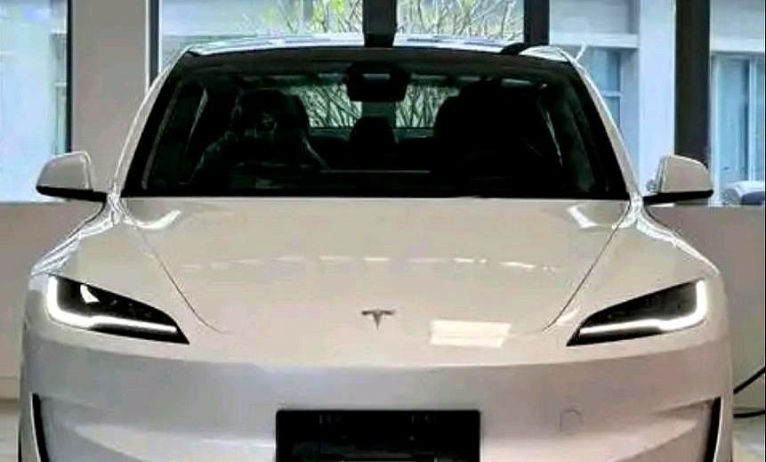 一坐进特斯拉，你第一反应肯定是“就这？”硬邦邦的座椅，光秃秃的中控台，除了中