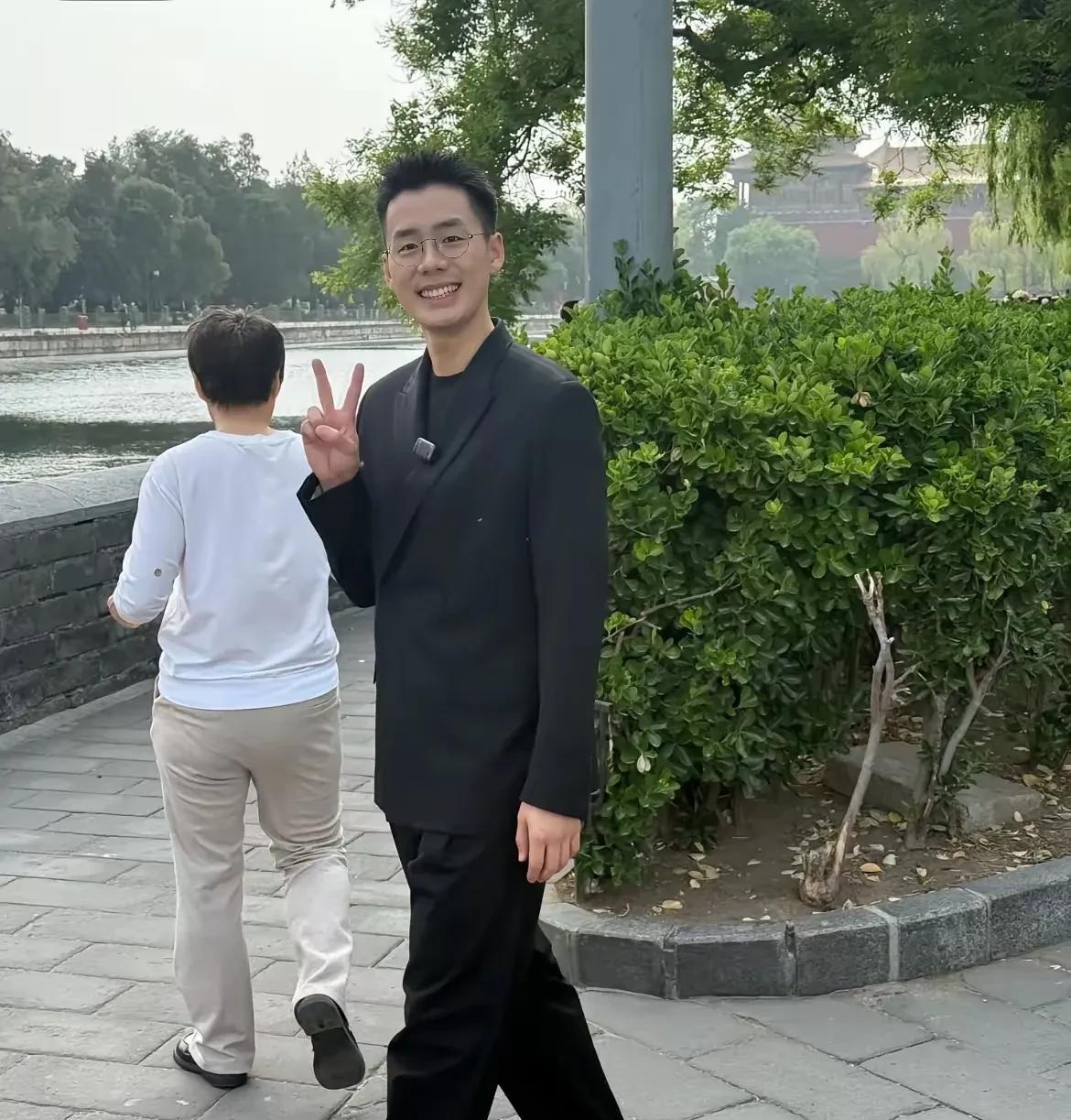 顿顿终于鼓足勇气单飞了感觉他要走董宇辉的老路呀不然怎么会刚在业务上升期就做