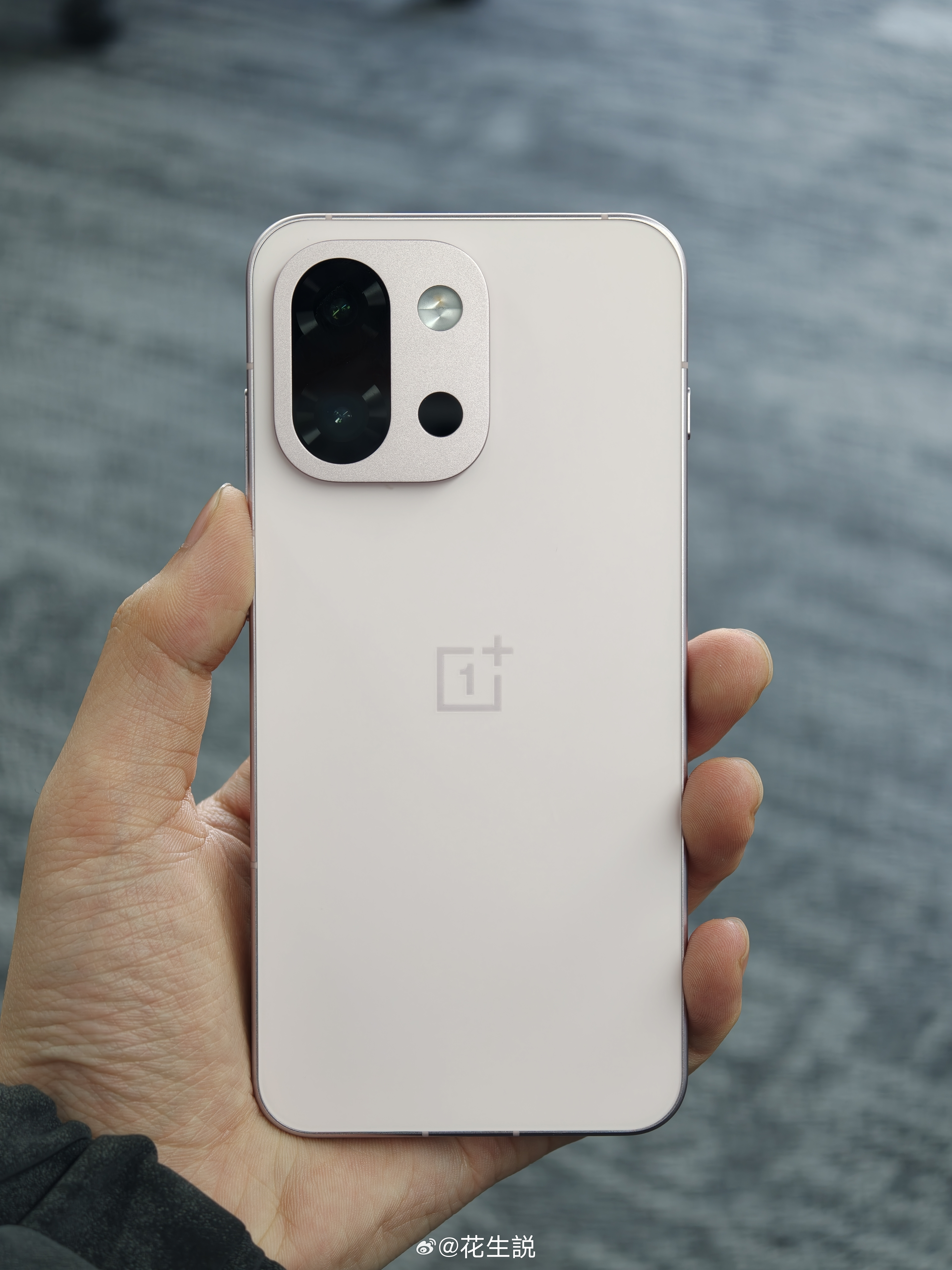 一加15T的设计相比13T来说没有大改，依然是一加的家族化语言虽然看上去没有大的