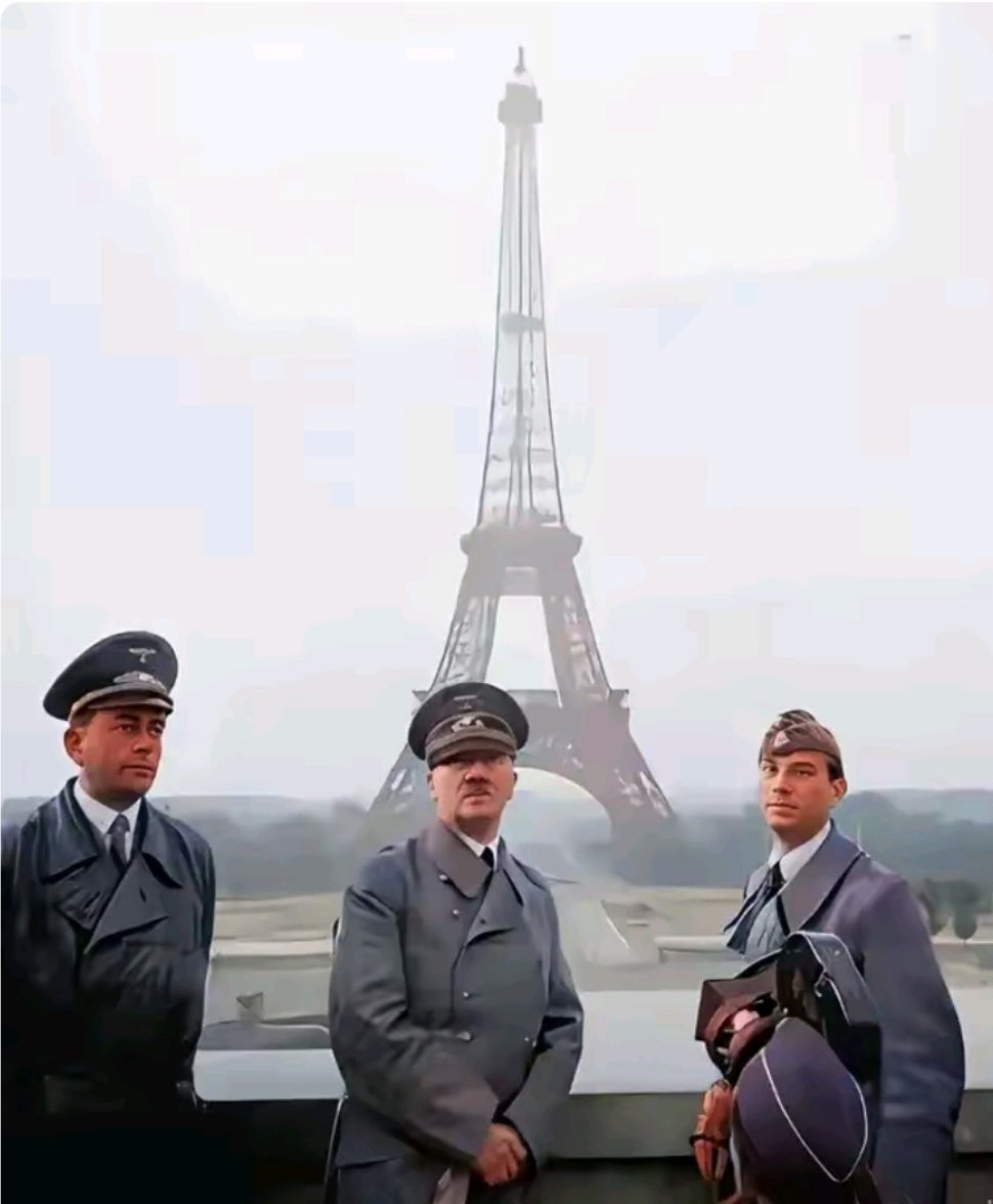 法国的气温变化还是很明显的。1940年6月23日，一群德国游客在艾菲尔铁塔下参观
