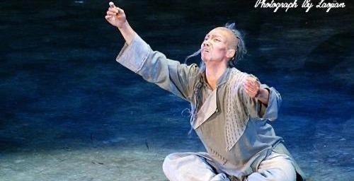 孔乙己是鲁迅《呐喊》里一个让人唏嘘的角色，活在清末民初的绍兴小镇。身材高大，却瘦