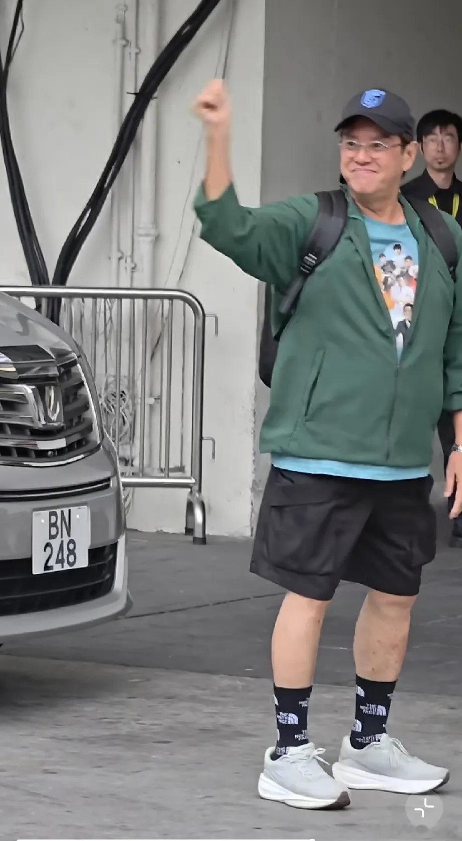 谭咏麟香港红馆上班，这回换了一身打扮好显年轻，像40多岁的，他已经唱了两场了，还要继续唱，精力真让人