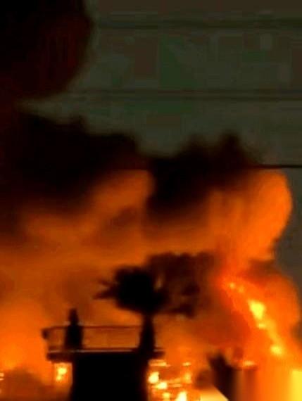 最狠的不是打你，是打了你，你还不知道该找谁算账。这几天巴格达的大火，烧的不是美