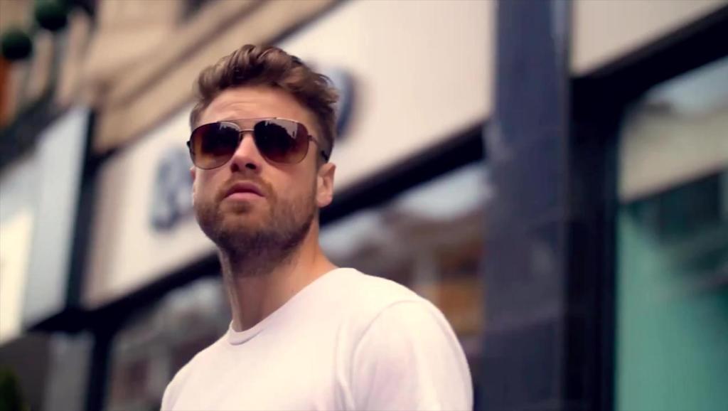 夫妻改装面包车卖小吃, 全国旅游边赚钱, 生意火