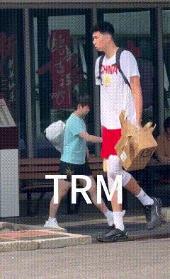 6月19日新鲜莎莎，这个这对比绝了，小莎莎遇上巨人昕，必成经典[赞]莎莎：“我为