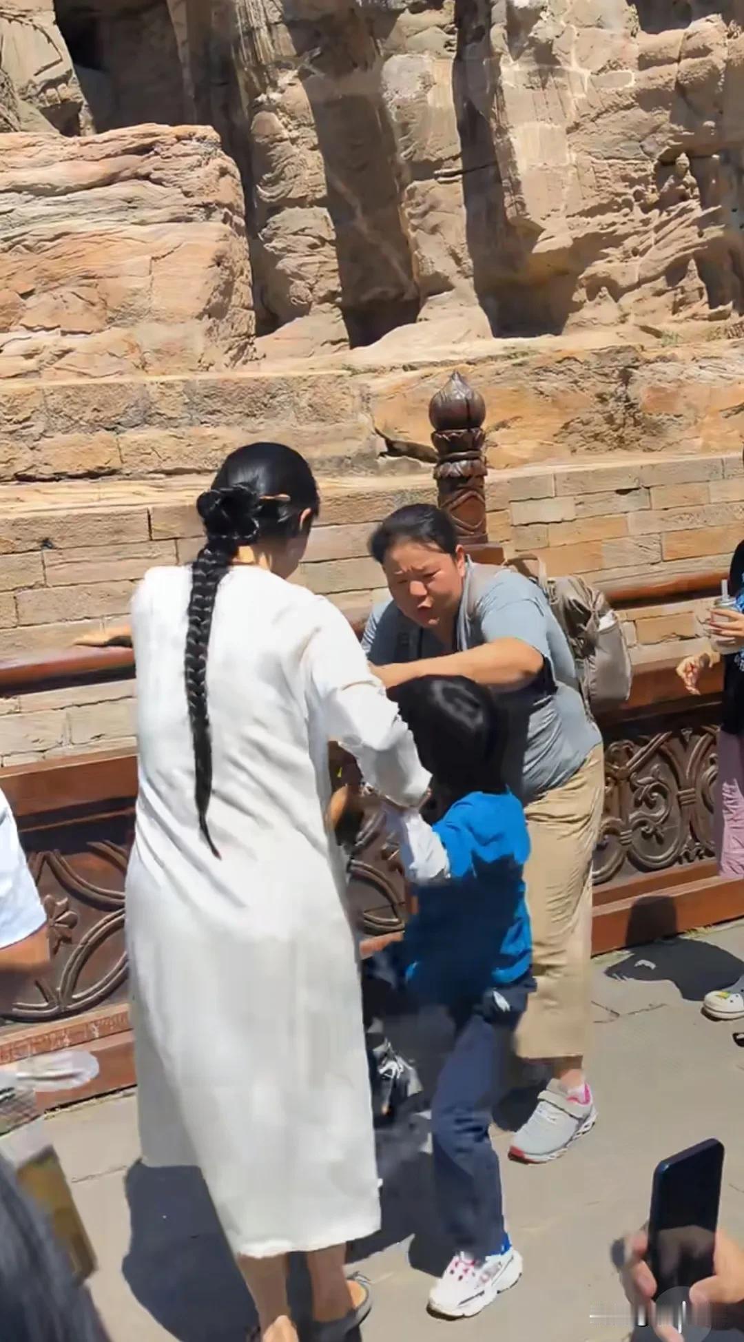 天哪！对这对夫妻的滤镜碎了一地！张纪中夫妇带着四个娃去云冈石窟游玩，老大老二掐