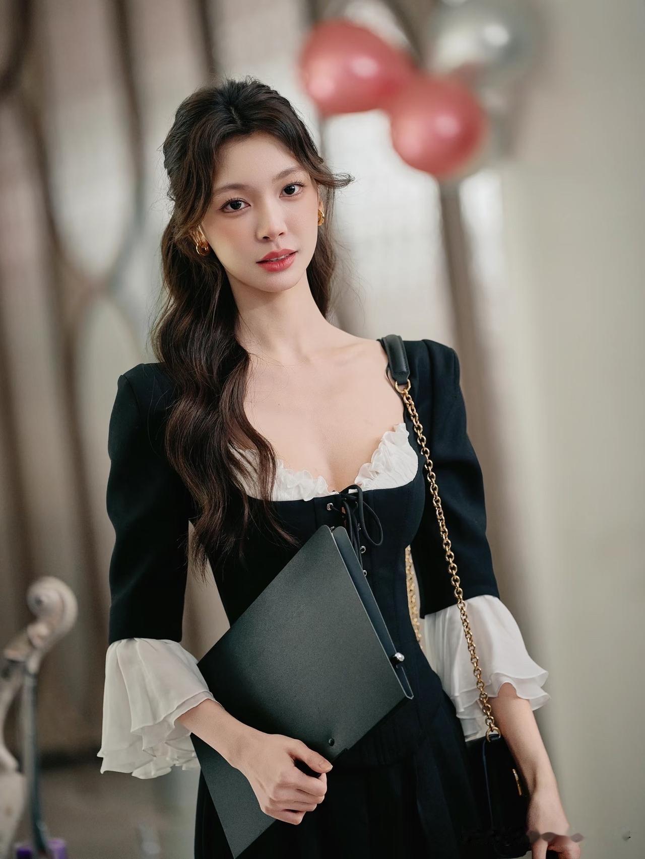 什么样的女生让人一见难忘?易梦玲又赢麻了！同款复古上衣，买家秀硬是把卖家秀按在地