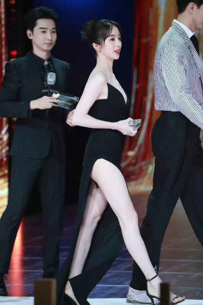 胡冰卿裙子开叉好高！！肉腿肥臀，是个男人都喜欢吧​​​