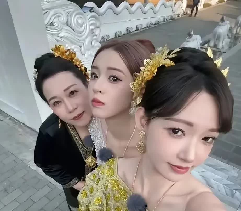 程潇说，我妹程晨第一次上综艺就是跟我一起录《是女儿是妈妈》。节目里有个环节是去云