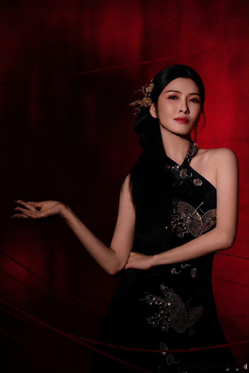 徐洁儿中式侧扎发徐洁儿四公中式造型徐洁儿这组中式造型太飒了！坐等姐姐今晚舞台帅