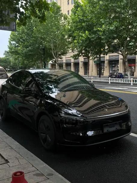 雷军点破特斯拉“黑色玄机”，是极简智慧还是变相减配？雷布斯昨晚直播又爆大实话