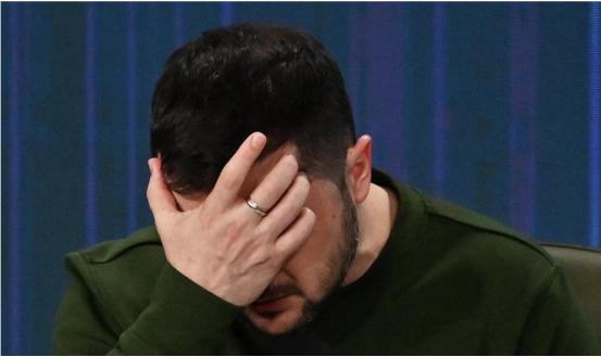 完蛋了！乌克兰真的是没啥办法了。近期据多家外媒报道，乌克兰总统泽连斯基准备访