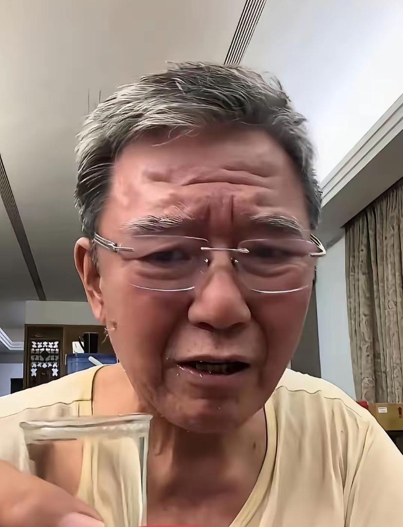 73岁老戏骨李立群直播转账时当场泪崩，40岁儿子欠债几千万。他抵押房产、掏空积蓄