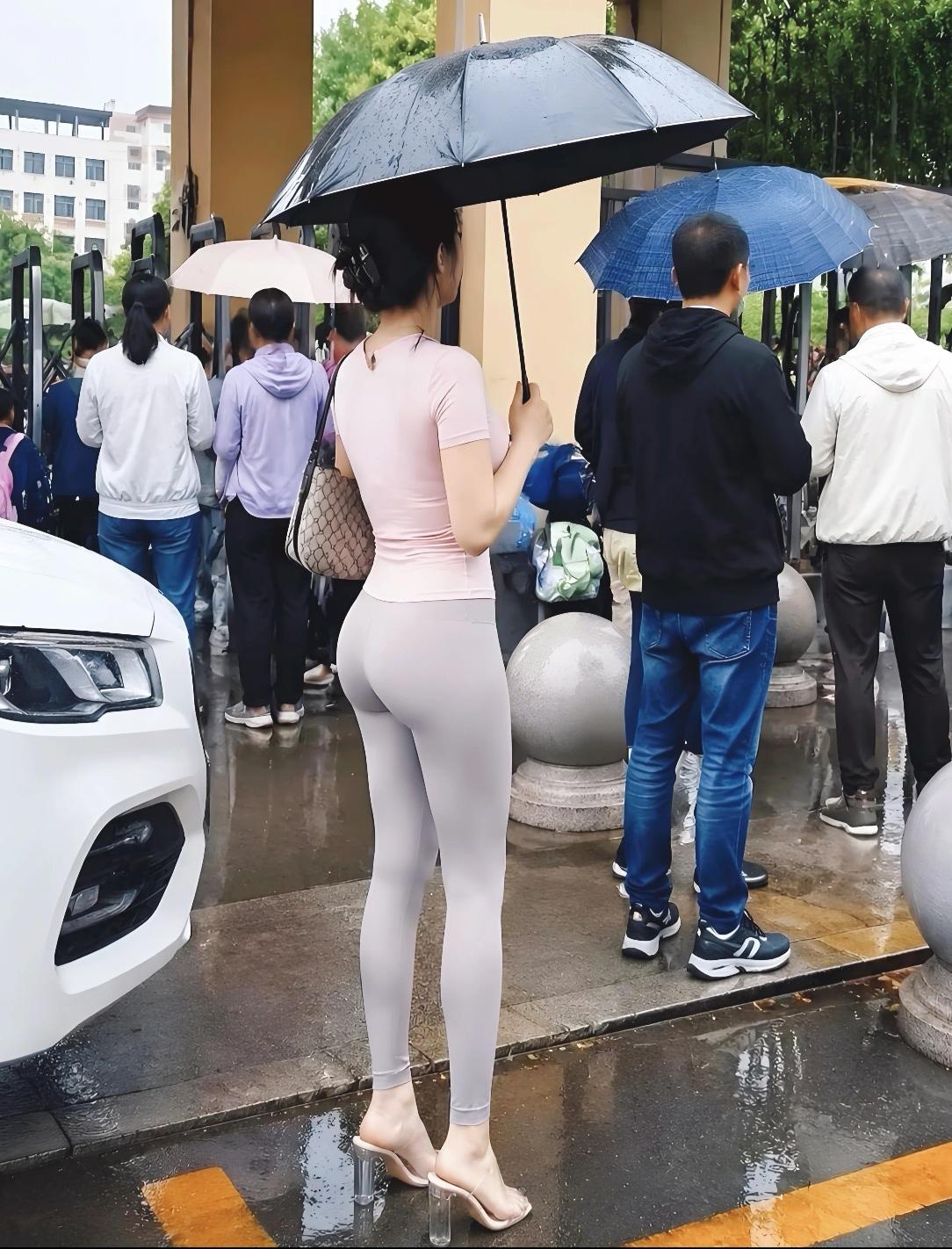 难怪孩子他爹最近愿意接孩子放学了，原来这边风景独好啊！