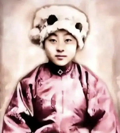 1943年，女土匪吕芪见很多男人垂涎自己的美颜，竟然说：“想和我共度良宵不难，我