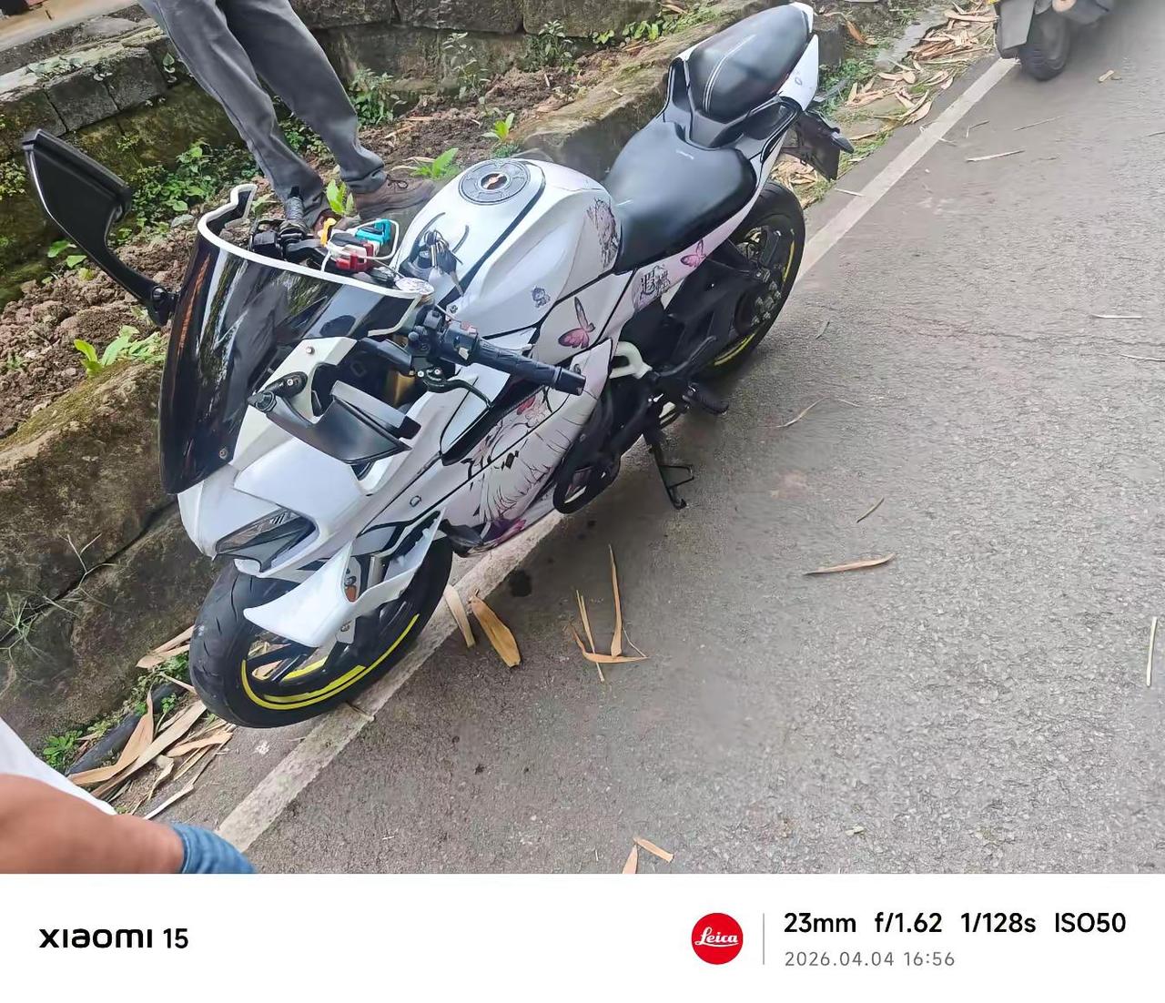 我在这里做一下解释为什么我们两辆摩托车会出现在对象车道。当时我们正常行驶，结果弯