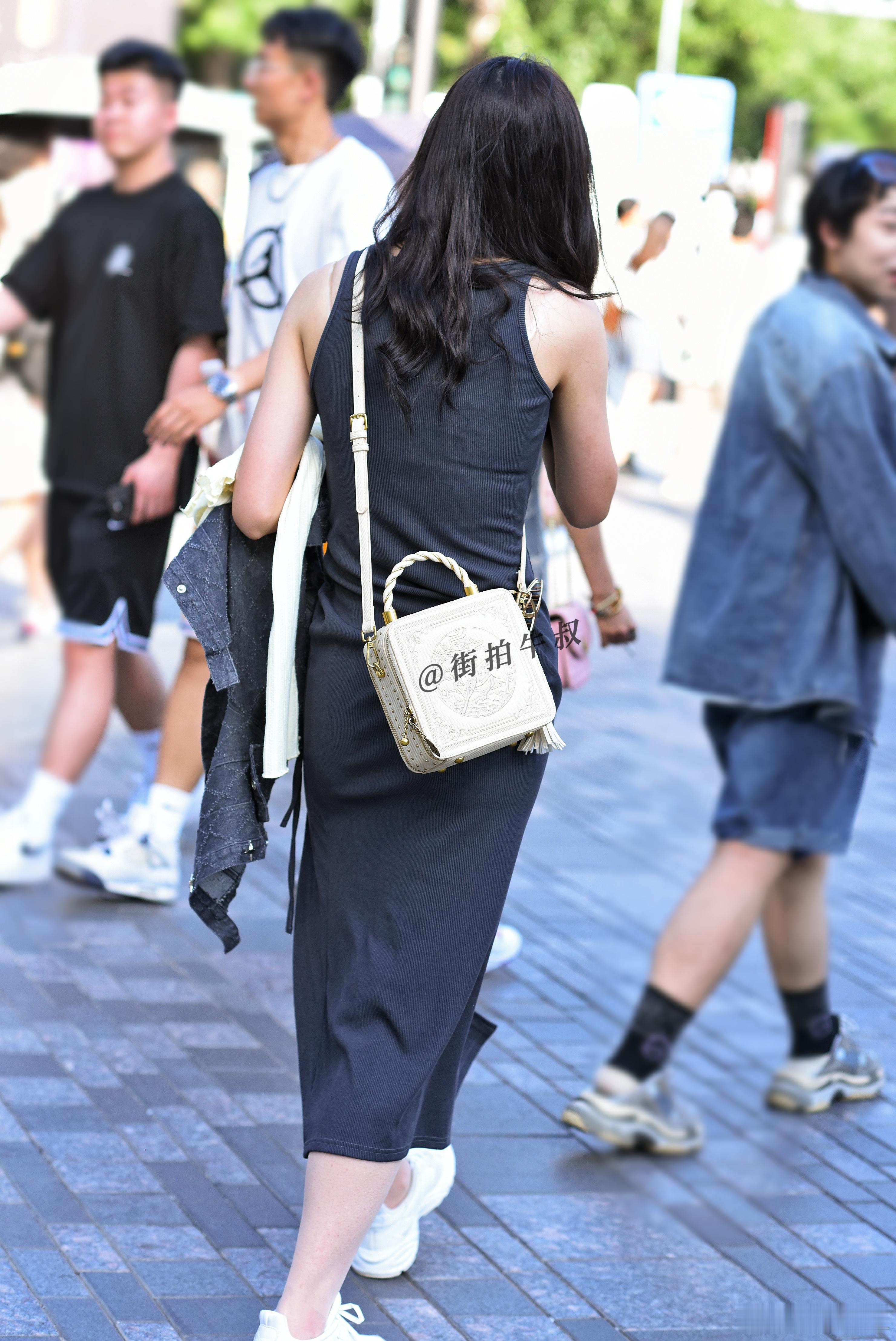 漂亮的蝴蝶结连衣裙